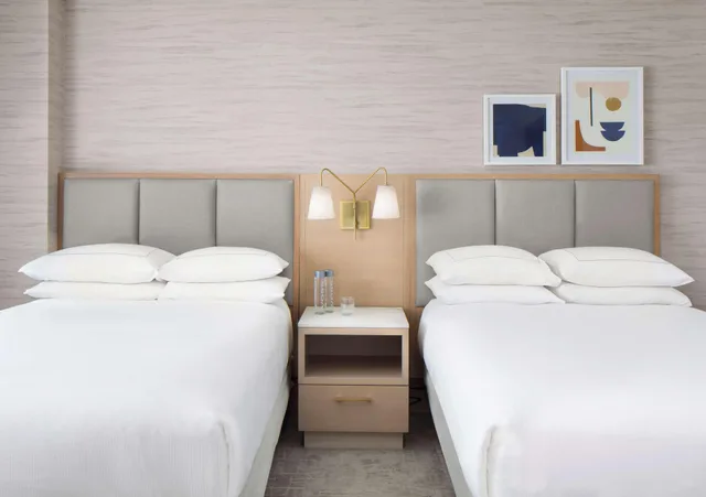 جناح بسريرين كوين بإطلالة على المدينة بغرفة نوم واحدة، Hilton Santa Monica Hotel Suites 1/3