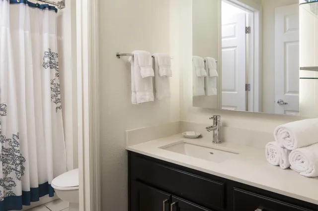 جناح عائلي بسريرين كوين بغرفة نوم واحدة مع أريكة بمطبخ، Residence Inn Orlando At Seaworld 6/6