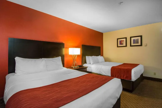 غرفة قياسية بسرير كينج وسريرين كوين، Comfort Inn & Suites Calgary Airport - South 3/9