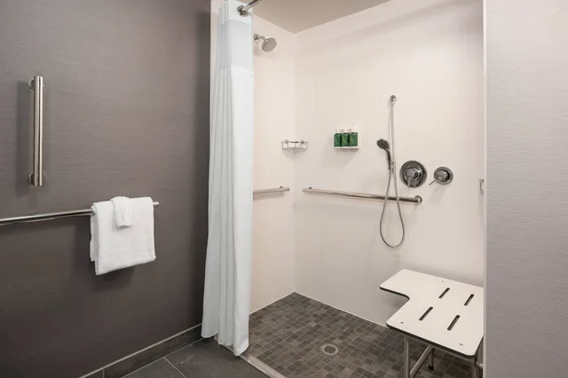 غرفة بسرير كينج مع أريكة لذوي الإعاقة، Courtyard Seattle Southcenter 3/3
