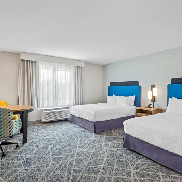 غرفة بسرير كينج وسريرين كوين بحوض استحمام لذوي الإعاقة، Hampton Inn Cooperstown 2/4