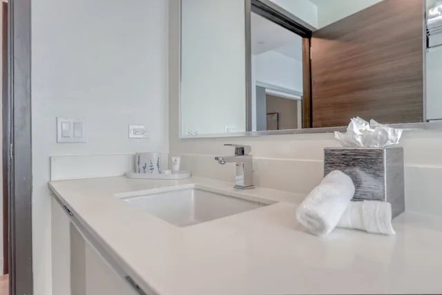 شقة ديلوكس بسرير كينج بإطلالة على البحر بغرفة نوم واحدة مع أريكة، CH Luxury Condos & Studios On The Beach 10/10