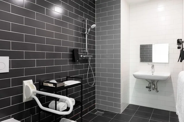 1 Queen Accessible Roll in Shower with Free Breakfast، HOLIDAY INN EXPRESS Almere 1/2
