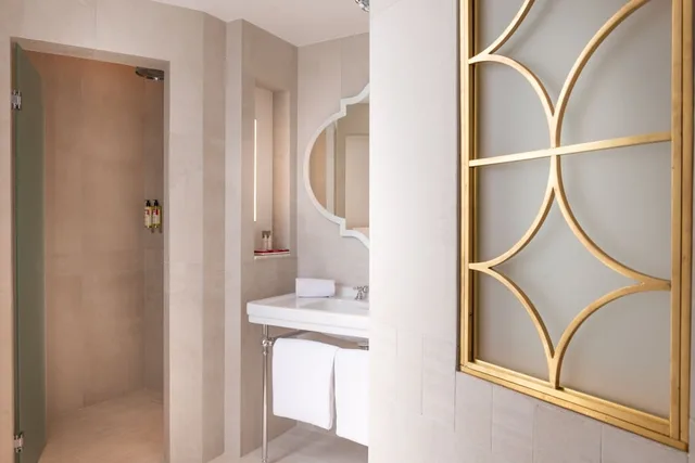 جناح بسرير كوين، Hotel de Montesquieu (ex Hotel Daniel Paris) 4/5