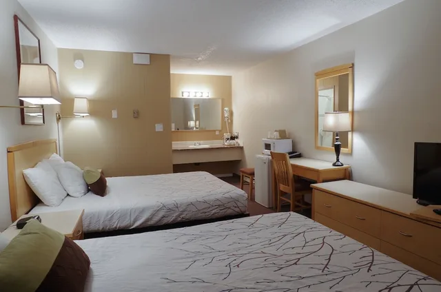 غرفة بسريرين مزدوجين يُسمح فيها بالحيوانات الأليفة، EasyStay Inn & Suites Fernie 1/6