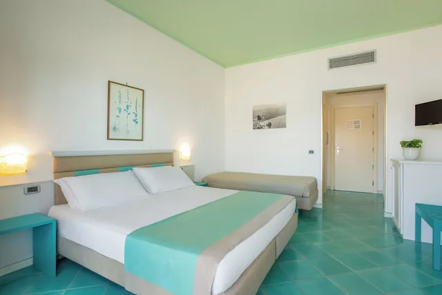غرفة ثلاثية بسرير كوين بإطلالة على البحر، Hotel La Torre 1/5