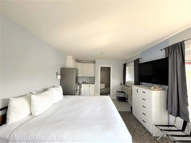Efficiency, Comfort, King Bed، Super 8 Lake Country Winfield Area 1/5