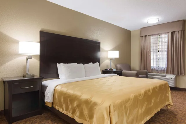 غرفة بزنس بسرير كينج، Quality Inn Magnolia, AR 1/3