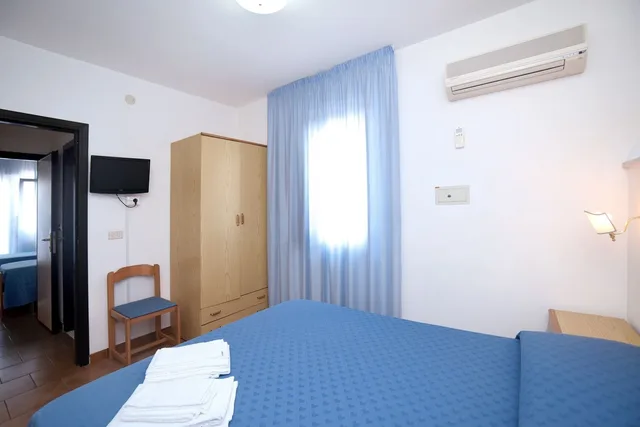 غرفة قياسية رباعية بسرير مزدوج وسريرين منفصلين بغرفة نوم واحدة، Hotel Timiama 9/10