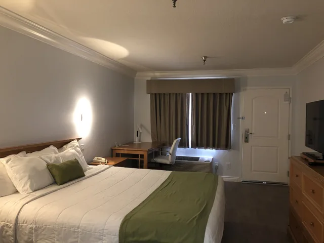 غرفة ديلوكس بسرير كينج، Days Inn by Wyndham Near City Of Hope 10/10