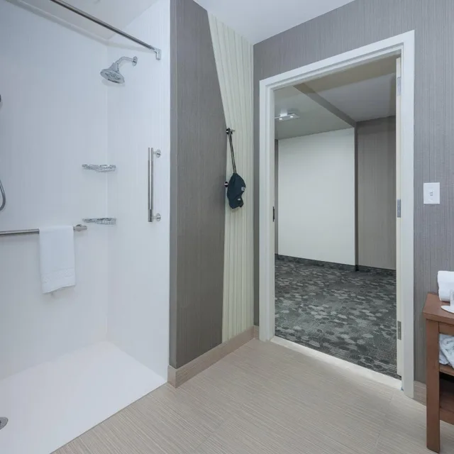 غرفة بسرير كينج وسريرين كوين، COURTYARD BOSTON LITTLETON 6/6