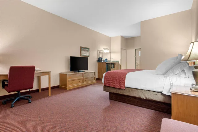 Room, King Bed, Accessible, Norfolk Lodge Suites Ascend Hotel Collection 3/5