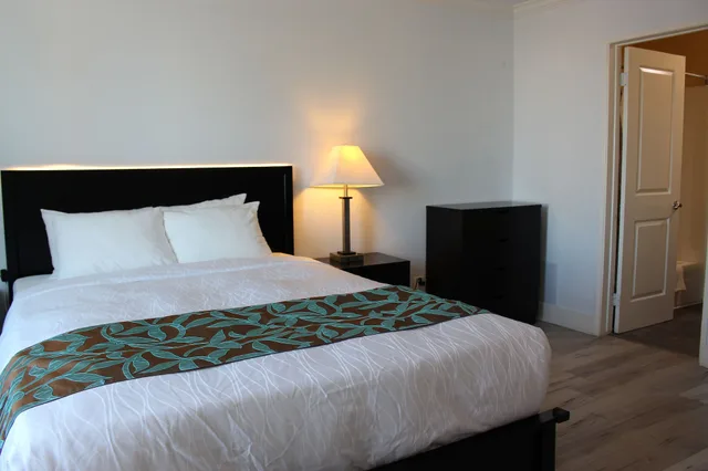 غرفة قياسية بسرير كوين، Hometel Suites 6/10
