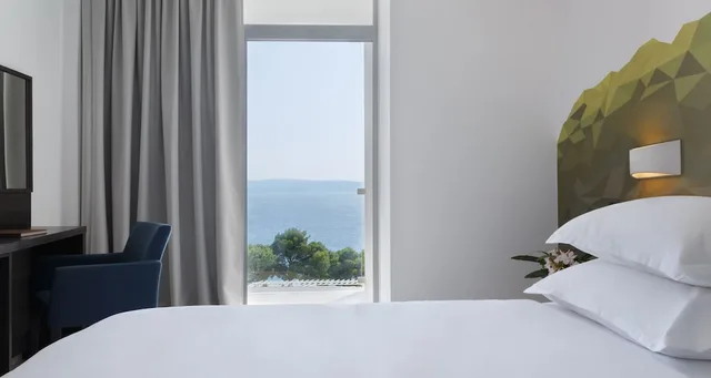 غرفة قياسية بسرير مزدوج بشرفة بإطلالة جزئية على البحر، Bluesun Hotel Alga 5/8