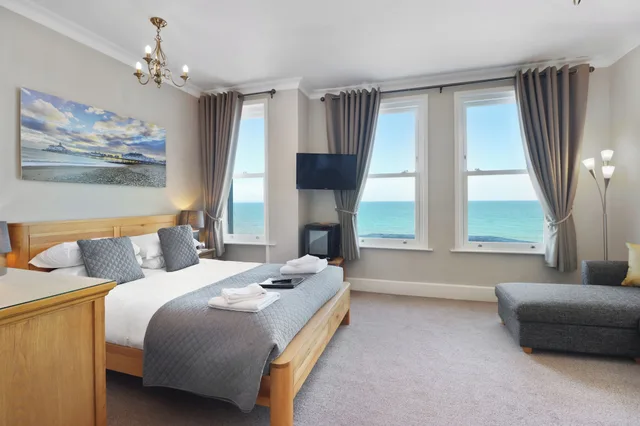 غرفة قياسية بسرير كينج بإطلالة على البحر مع أريكة، The Beach Front Guest House 2/5