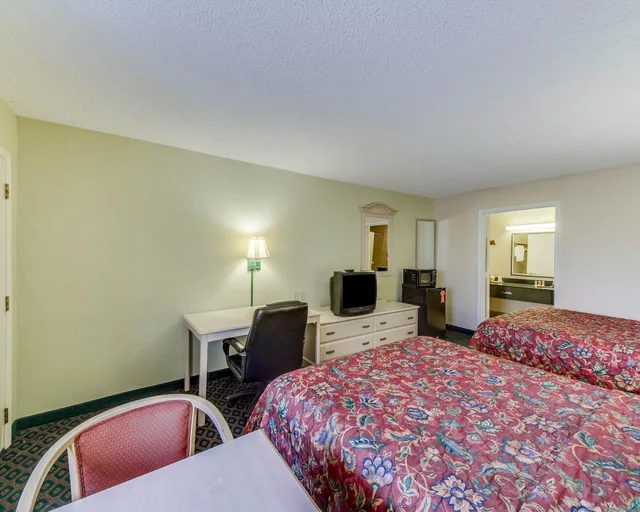 غرفة قياسية بسريرين كوين، Econo Lodge Falfurrias 2/3