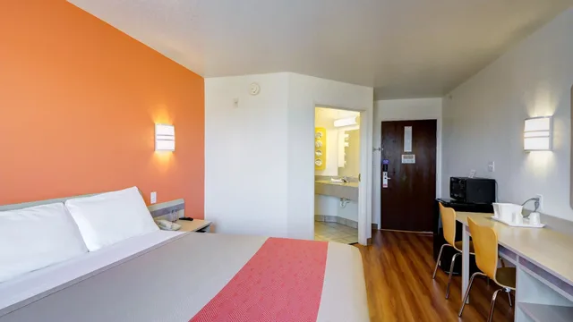 غرفة قياسية بسرير كينج للمدخنين، Motel6 El Reno, OK 1/6