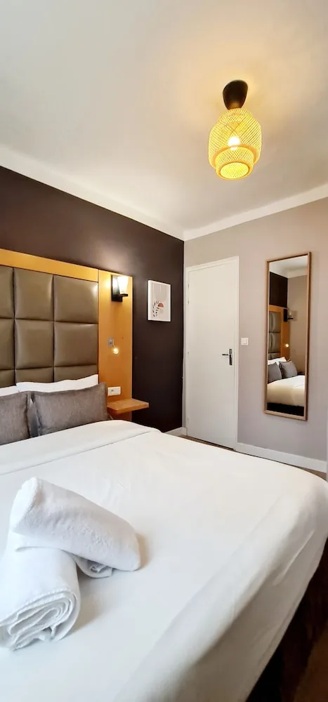 غرفة ثلاثية بسرير مزدوج وسرير فردي، Hotel De France. 2/10