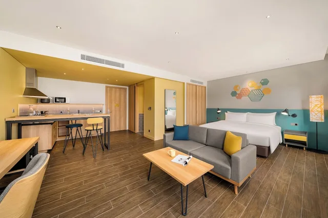 Suite, King Bed, HIIVE by Fusion Binh Duong New City 3/7
