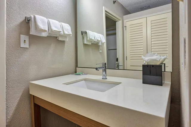غرفة بسرير كينج مع أريكة بحوض استحمام لذوي الإعاقة، Courtyard Hampton 2/6