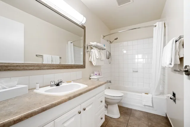 Room, King and Queen Bed, Guest House Inn And Suites 2/2