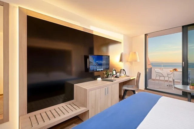 غرفة كومفورت بسرير كوين بإطلالة على البحر بشرفة، Medora Auri Family Beach Hotel 2/3