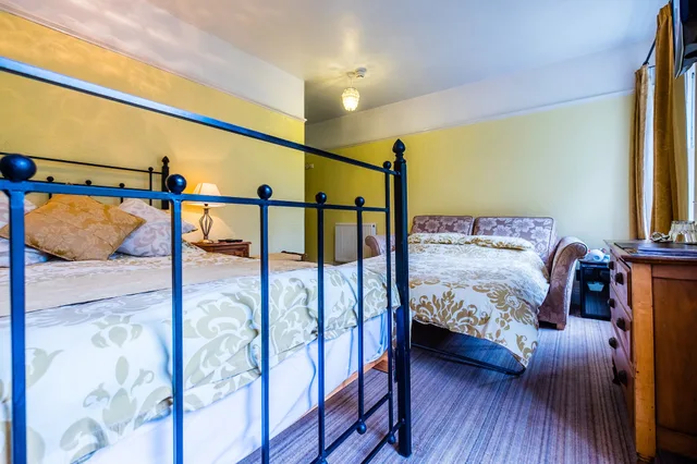 Superior, Double Bed, Bathtub, Broomfield House 4/7