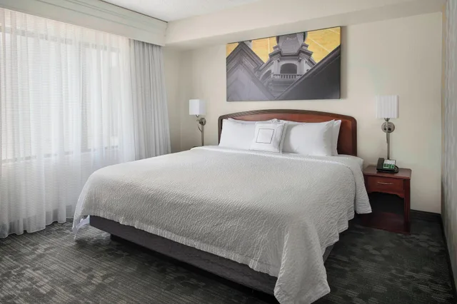 غرفة بسرير كينج، Courtyard By Marriott Princeton 2/3