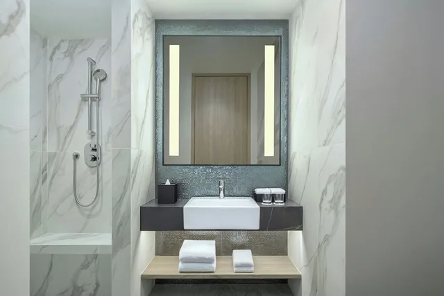 غرفة بريميوم بسرير كينج بإطلالة، Four Points by Sheraton Bekasi 5/5