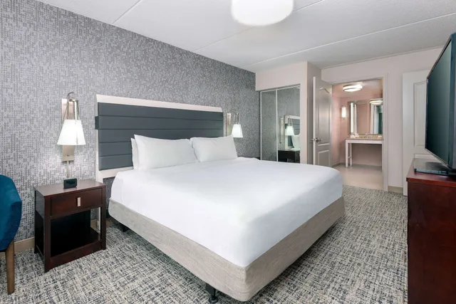 جناح بسرير كينج وسريرين كوين بغرفتي نوم بحوض استحمام لذوي الإعاقة، Homewood Suites By Hilton Boston/Canton Ma 1/5