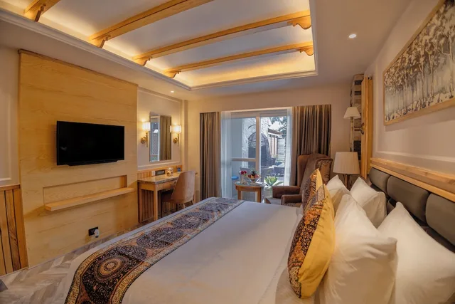 Luxury, Suite, King Bed, Balcony, Presidium Sarovar Premiere Dalhousie 2/4