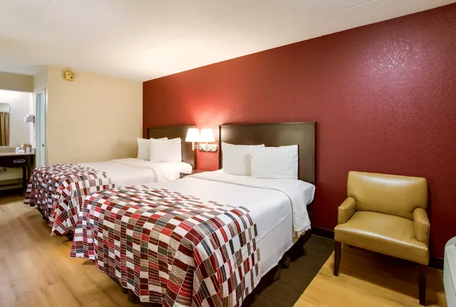 غرفة بسريرين مزدوجين، Red Roof Inn Kalamazoo East 2/4