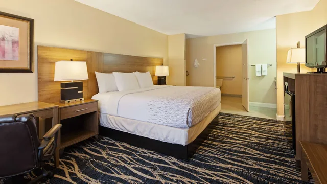 غرفة قياسية بسرير كينج لذوي الإعاقة، Best Western Mountainbrook Inn 5/6