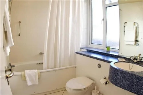 غرفة ثلاثية، Merton Hotel 2/2