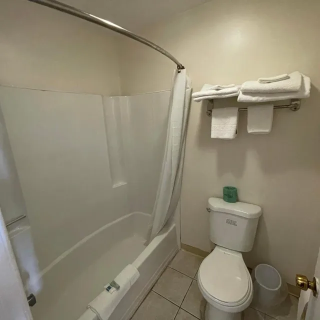 غرفة بسريرين مزدوجين للمدخنين، Rodeway Inn Absecon 1/1