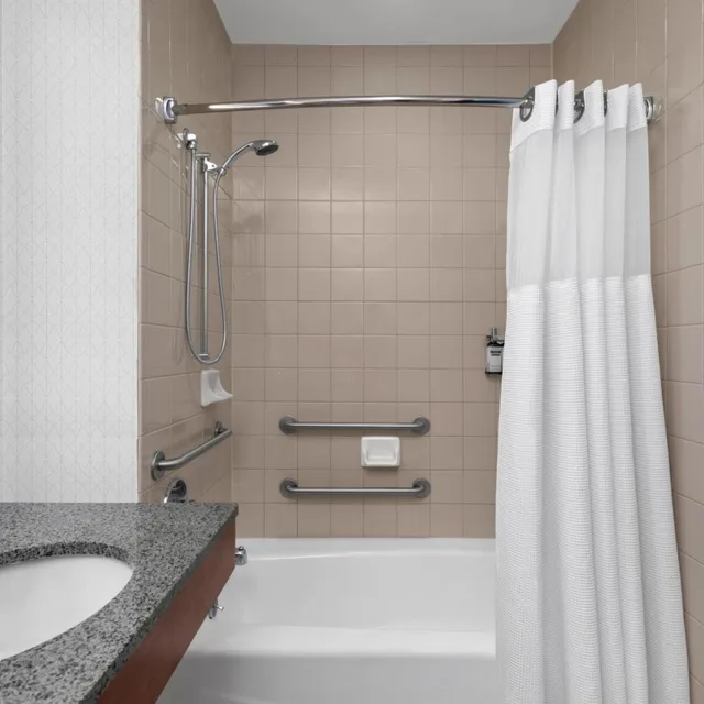 غرفة بسرير كينج بحوض استحمام لذوي الإعاقة، Hyatt Regency Pittsburgh International Airport 4/6