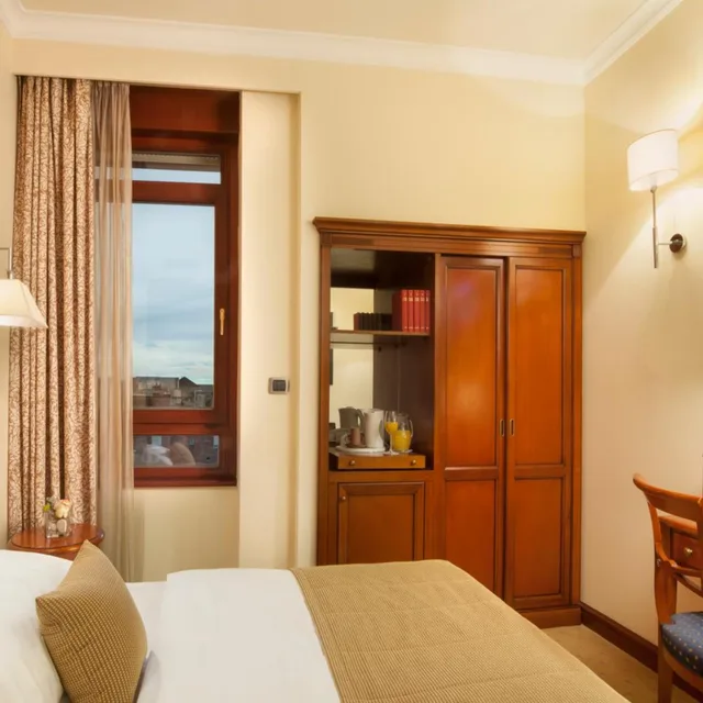 Room, Single, Queen Bed, Best Western Premier Hotel Astoria 4/10