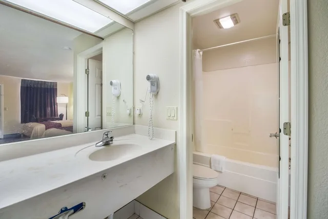 غرفة قياسية بسرير كينج، Rodeway Inn Bolivar 4/4