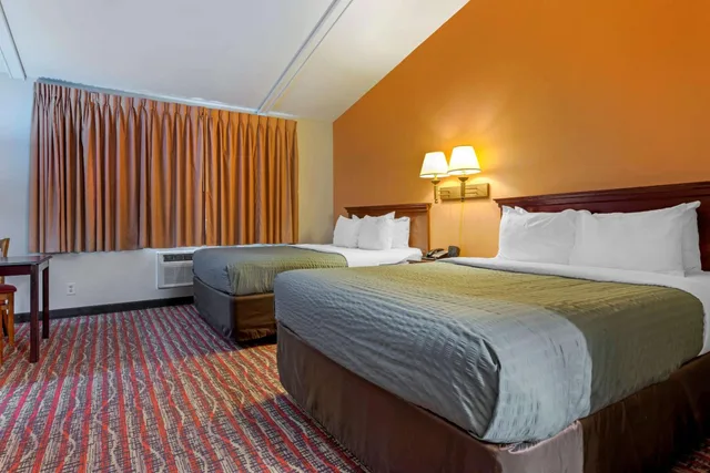 غرفة رباعية بسريرين كوين بإطلالة على البحيرة، Econo Lodge Lakeview 3/10