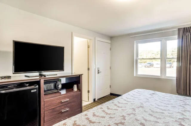 غرفة بسرير كينج للمدخنين، Rodeway Inn Middleboro-Plymouth 3/5
