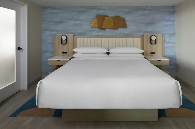 جناح كلوب بسرير كينج بغرفة نوم واحدة مع أريكة، Toronto Airport Marriott 1/9