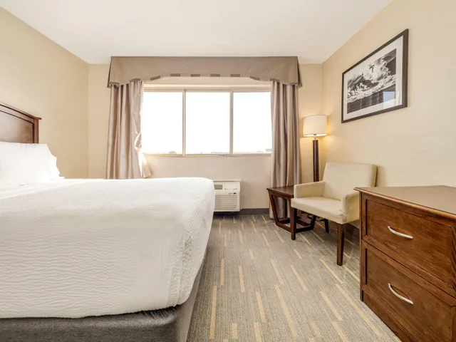 جناح بإطلالة على المسبح بغرفة نوم واحدة، HOLIDAY INN LETHBRIDGE 3/6