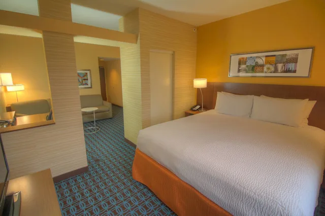 جناح ركني بسرير كينج مع أريكة بمطبخ، Fairfield Inn & Suites West Palm Beach Jupiter 1/2