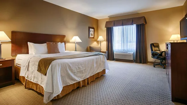 غرفة بسرير كينج، Best Western Plus Montezuma Inn & Suites 1/2