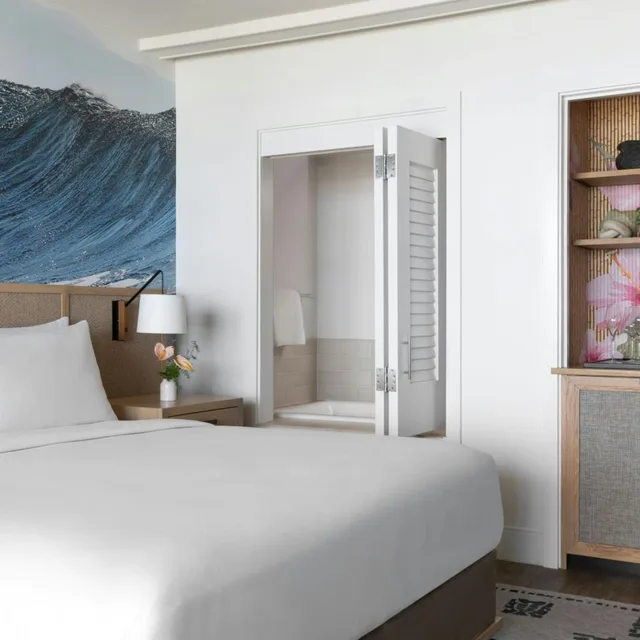 غرفة بسرير كينج مع دخول صالة النادي، The Ritz-Carlton O ahu, Turtle Bay 2/5