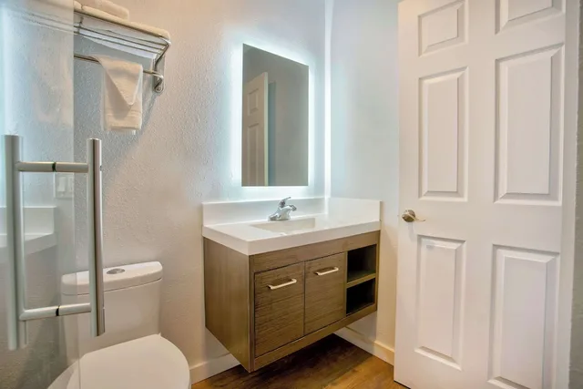 غرفة قياسية بسرير كينج، Studio6 Suites Albany, OR 6/7