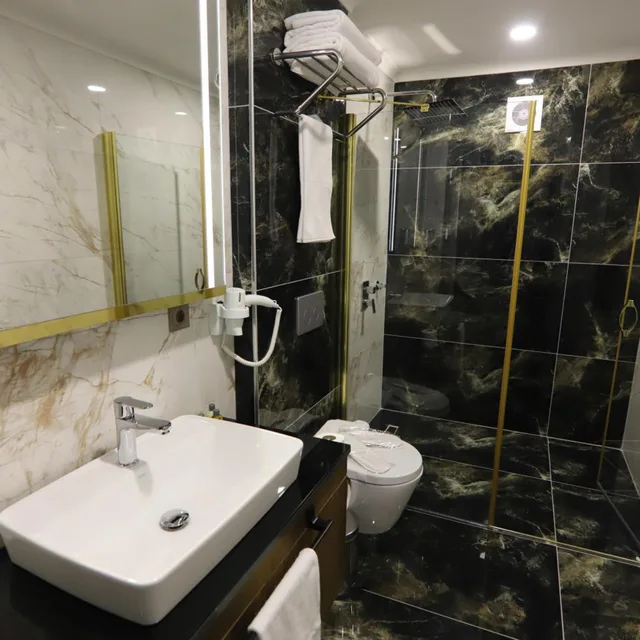 غرفة بسرير كوين بجاكوزي، Bayrak Grand Hotel 1/5