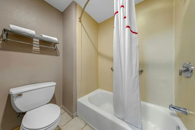 جناح بسرير كينج بجاكوزي، Red Roof Inn & Suites Philadelphia - Bellmawr 6/10