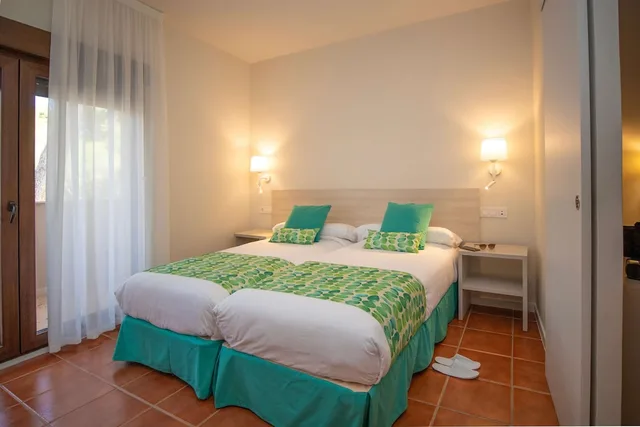 غرفة قياسية بشرفة مفردة بسريرين منفصلين مع أريكة، Hotel Montepiedra 4/8