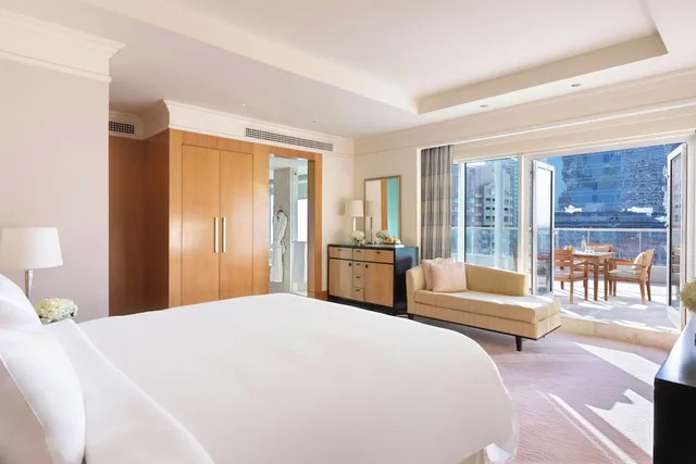 غرفة كلوب بسرير كينج مع دخول الصالة، The Ritz Carlton Dubai International Financial Centre 2/10